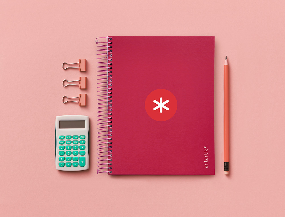 CADERNO ESPIRAL DIN A5 ANTARTIK CAPA FORRADA 120 F 100 GR QUADRICULA 5 MM 5 BANDAS COR FRAMBOESA