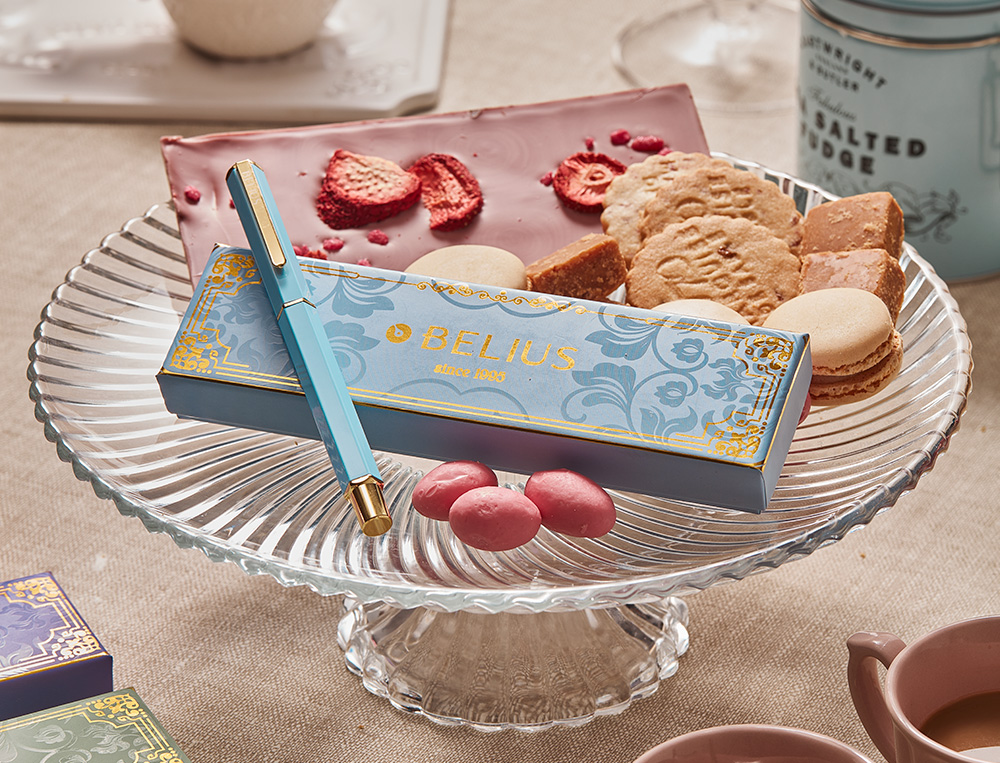 ESFEROGRAFICA BELIUS MACARON BLISS ALUMINIO DESENHO HEXAGONAL AZUL CELESTE E DOURADO TINTA AZUL CAIXA DESIGN