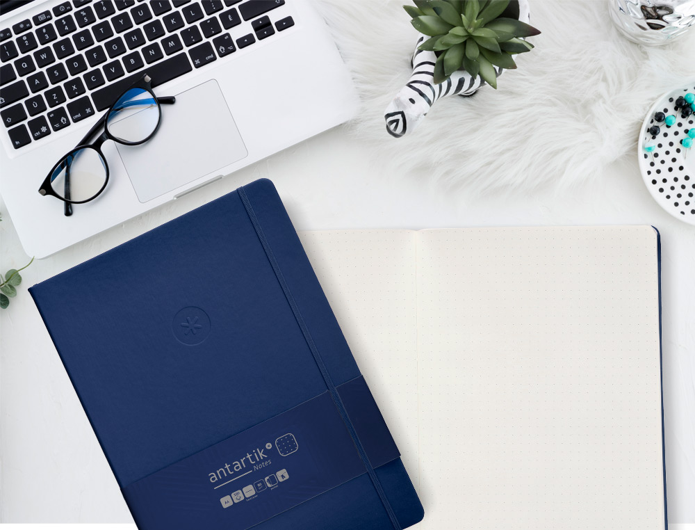 CADERNO COM ELASTICO ANTARTIK NOTES CAPA DURA A4 PONTILHADO AZUL MARINHO 100 FOLHAS 80 GR FSC