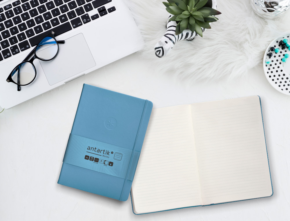 CADERNO COM ELASTICO ANTARTIK NOTES CAPA DURA A5 PAUTADO AZUL CLARO 100 FOLHAS 80 GR FSC