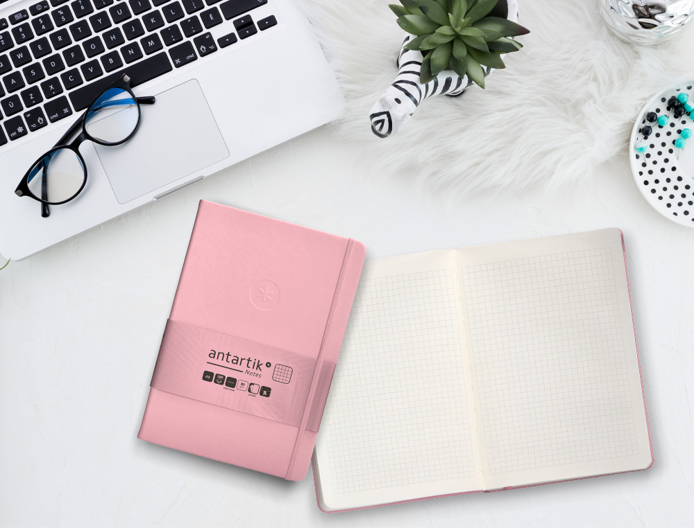 CADERNO COM ELASTICO ANTARTIK NOTES CAPA DURA A5 QUADRICULADO ROSA PASTEL 100 FOLHAS 80 GR FSC