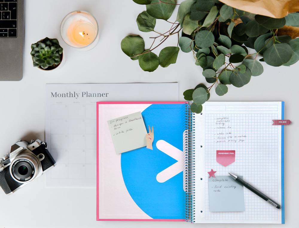 CADERNO ESPIRAL DIN A4 ANTARTIK CAPA FORRADA 120 F 100 GR QUADRICULA 5 MM 5 BANDAS DE CORES COR ROSA F.